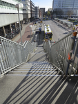 907134 Gezicht vanaf de tijdelijke metalen trap op het busstation aan de zuidzijde van het Stationsplein te Utrecht.